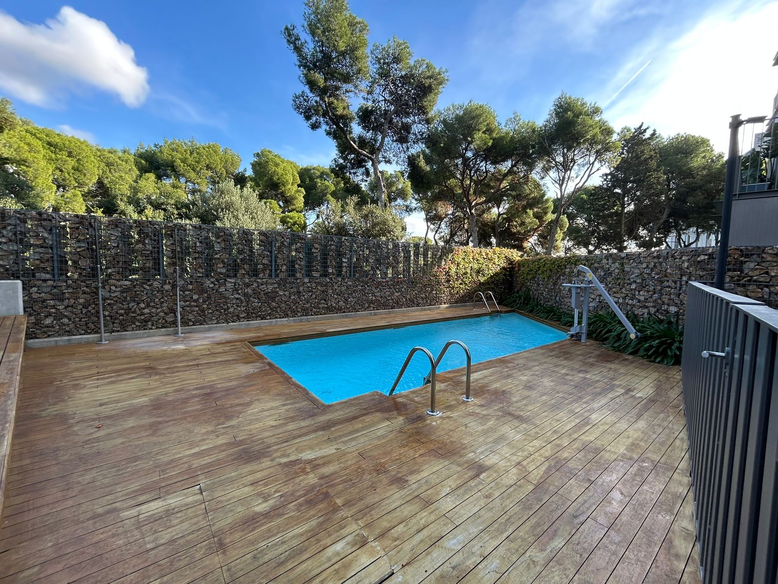 Elegante piso con terraza, piscina y parking – 134 m²